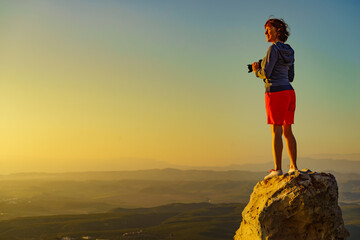 Obraz premium Woman with camera take travel photo