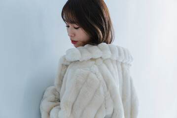フェイクファーのジャケットを着た女性