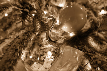 Fototapeta premium Weihnachtskugel auf dem Christbaum, Christbaumschmuck, Winterliche, festliche Weihnachtsgrußkarte, Einladung zum Familienfest 