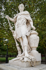 Estatua personaje ilustre y caballero medieval en los jardines de Tuileries en Paris, Francia