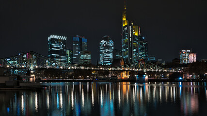 Fototapeta na wymiar Frankfurt Skyline in der Nacht