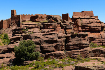 Obraz premium Vista exterior del castillo de Peracense bajo un cielo azul, en la provincia de Teruel. Aragón. España. Europa
