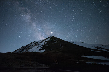 It is Mt. Jonen in the Northern Alps in Nagano Prefecture, Japan. The Milky Way hangs over the mountain. It is a beautiful starry sky.