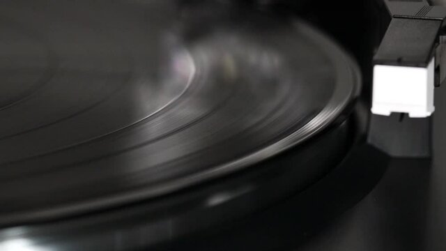 Vinyl plate spinning with arms and needle