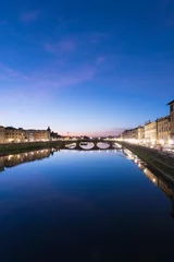 Es ist die Landschaft in der Nähe des Flusses Arno in Florenz, Italien. In der Abenddämmerung ist der Himmel klar und sonnig, was sehr fantastisch ist. © Tom Spark