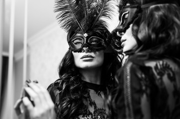 Woman in a Venetian mask at a party - obrazy, fototapety, plakaty