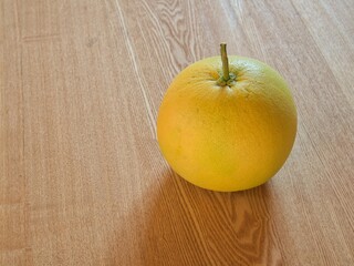 テーブルの上のブンタン