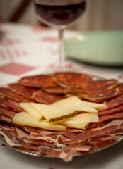 Raciones de embutido iberico, lomo, jamón, chorizo, queso de la tierra, dieta mediterranea