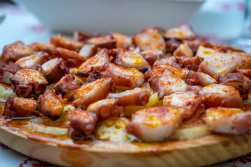 pulpo a la gallega con patatas aceite de oliva y pimenton de la vera, dieta mediterranea