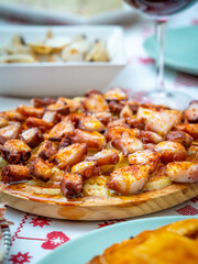 pulpo a la gallega con patatas aceite de oliva y pimenton de la vera, dieta mediterranea