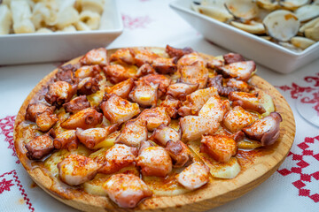 pulpo a la gallega con patatas aceite de oliva y pimenton de la vera, dieta mediterranea