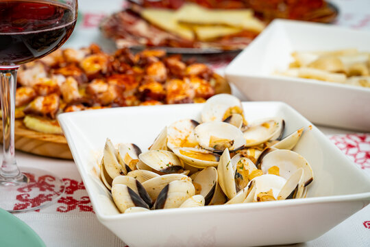 Almejas con salsa picante lista para comer, marisco fresco, dieta mediterranea berberechos y almejas a la plancha