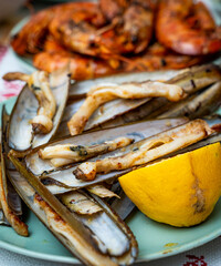 Racion de gambones a la plancha y navajas con limón, marisco a la plancha fresco, dieta mediterranea