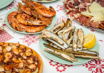 Racion de gambones a la plancha y navajas con limón, marisco a la plancha fresco, dieta mediterranea