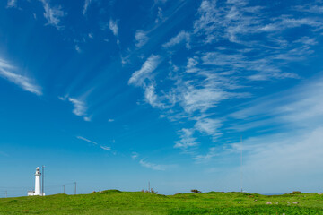 Fototapeta na wymiar 【背景・合成用素材】青空と雲と灯台のある風景