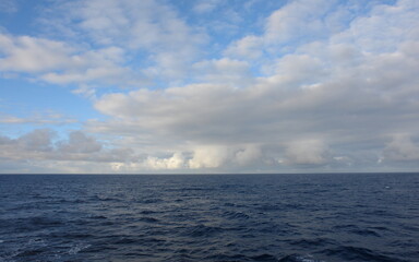 Obraz premium blue sky over the ocean in Antarctica winter
