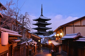雪の八坂の塔