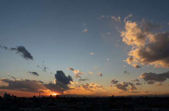 東京都杉並区)永福町駅屋上から見た沈む夕日と富士山と積雲(せきうん)と断片雲(だんぺんうん)