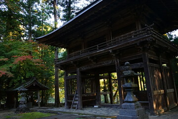 Gate of  Suhara Shrine with Nagara-gawa, in Gifu, Japan - 日本 岐阜県 洲原神社と長良川