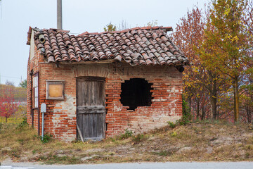 vecchia casetta di mattoni ricovero attrezzi di campagna