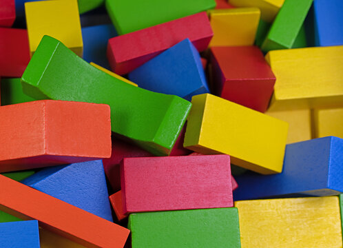 Viele bunte Bausteine aus Holz