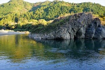Obraz premium Landscape of Nagara River, Nagara-gawa, in Gifu, Japan - 日本 岐阜県 洲原神社の社前にある長良川
