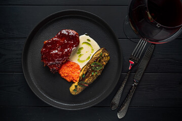 steak with grilled vegetables and red wine