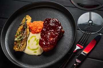 steak with grilled vegetables and red wine