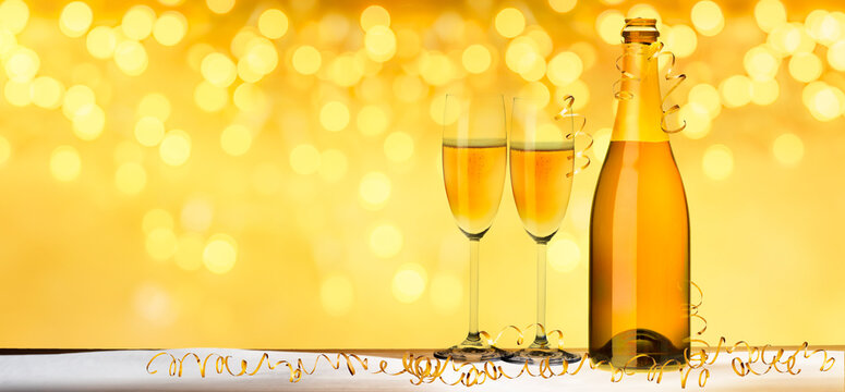 Flasche und Gl&auml;ser mit Champagner an silvester