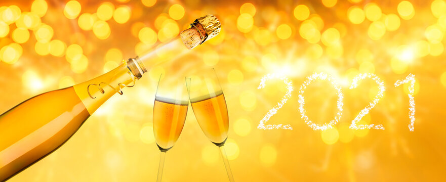 Flasche und Gl&auml;ser mit Champagner an silvester