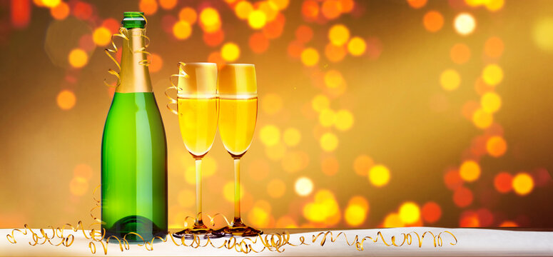 Flasche und Gl&auml;ser mit Champagner an silvester
