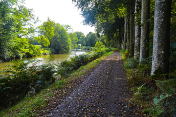 Le long du canal de Nantes à Brest, entre Josselin et Pontivy