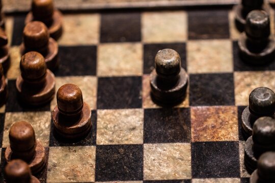 Peças de xadrez em uma placa de mármore