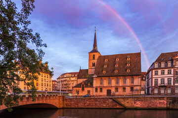 Nikolaskirche in Straßburg mit Regenbogen
