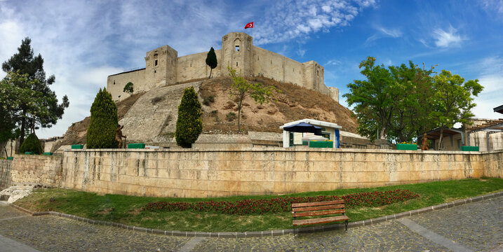 Gaziantep castle calling "hantab, hamtab" is also a  war museum. As a result of the new excavations, the history of the castle dates back to the bronze age.