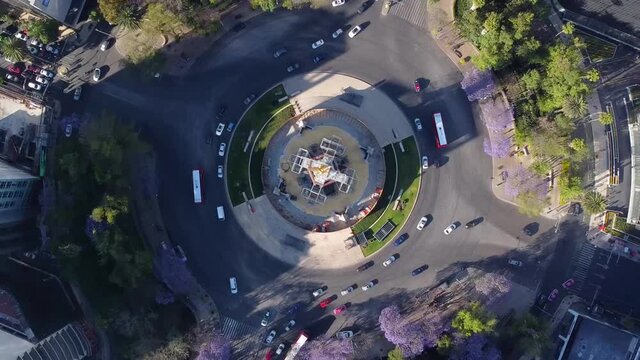 Glorieta del &Aacute;ngel de la independencia en cenital mientras avanzan los autos