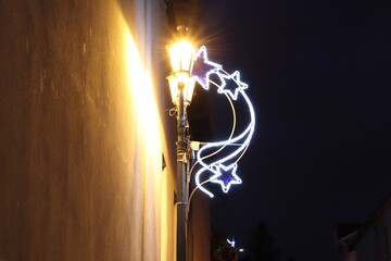 Guirlande lumineuse sur un lampadaire la nuit, ville de Corbas, département du Rhône, France