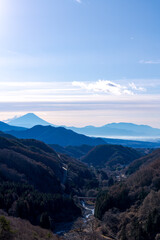 遠地から霞んで見える富士山