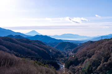遠地から霞んで見える富士山
