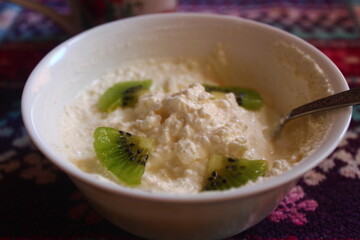 curd yogurt with green kiwi