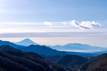 遠地から霞んで見える富士山