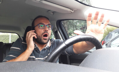 Telefonare alla guida dell'auto - illegale