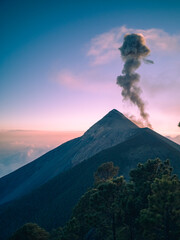 vulkaan met wolken