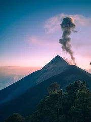 Foto auf Acrylglas Hellviolett Vulkan mit Wolken