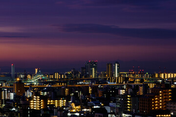 Fototapeta na wymiar 夜明け前の神戸市街地。岡本の高台岡本梅林公園より。遠くに芦屋・大阪をのぞむ。