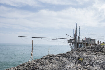 trabucco su di una spiaggia del gargano in puglia