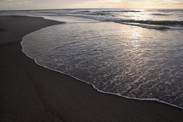 夕暮れ時の吹上浜に打ち寄せる波	