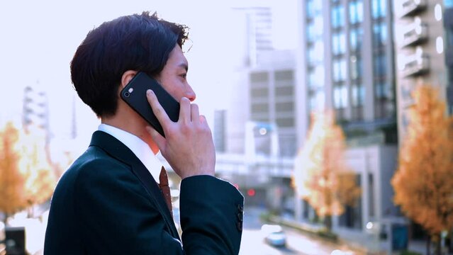 外回りをする営業の日本人ビジネスマン
