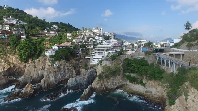 La quebrada y sinfonia del mar Acapulco drone shot