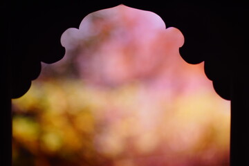 日本の寺院を連想させるシルエットと紅葉